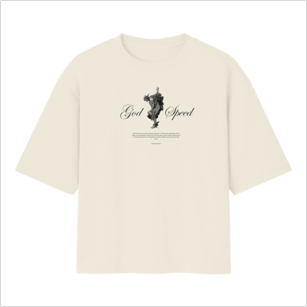 Camiseta com estampa frontal de texto "God Speed" em letra cursiva, acompanhada por uma ilustração centralizada de figura mitológica e texto adicional abaixo.