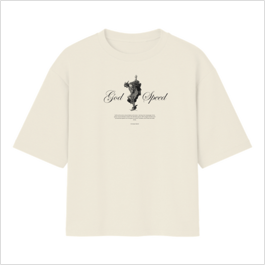 Camiseta com estampa frontal de texto "God Speed" em letra cursiva, acompanhada por uma ilustração centralizada de figura mitológica e texto adicional abaixo.