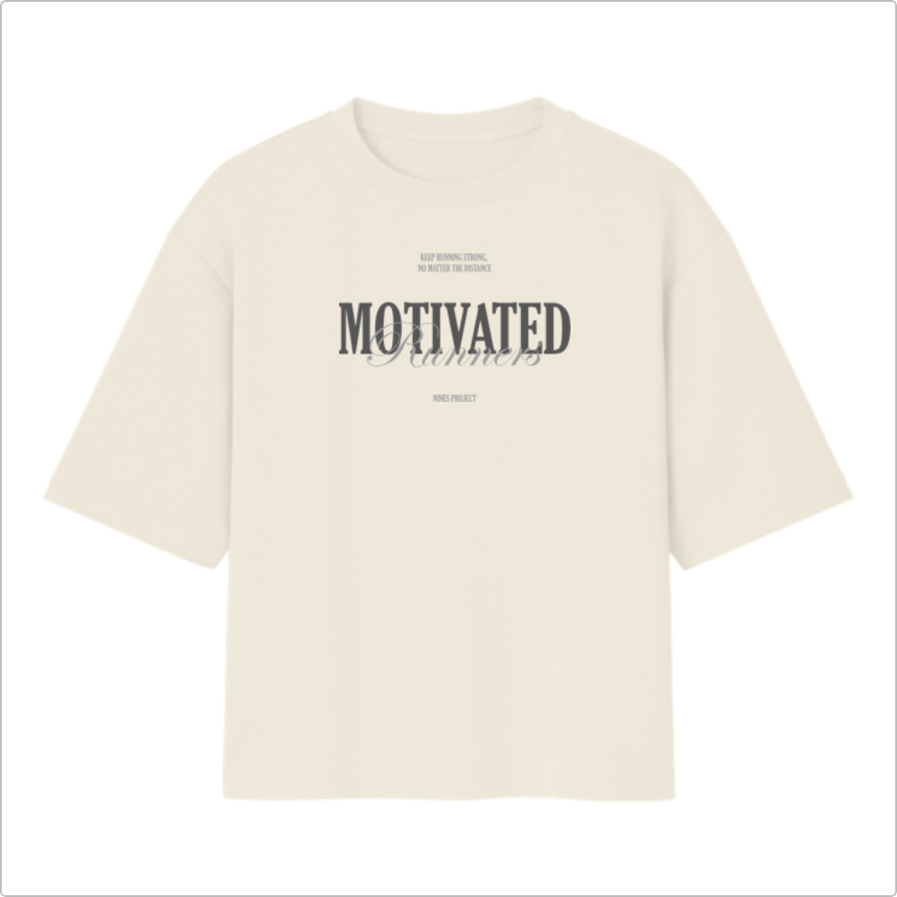 Camiseta com estampa frontal de textos "Keep running strong, no matter the distance" e "Motivated Runners Nines Project" em diferentes fontes e tamanhos.