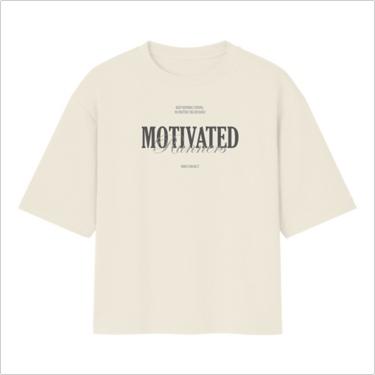 Camiseta com estampa frontal de textos "Keep running strong, no matter the distance" e "Motivated Runners Nines Project" em diferentes fontes e tamanhos.