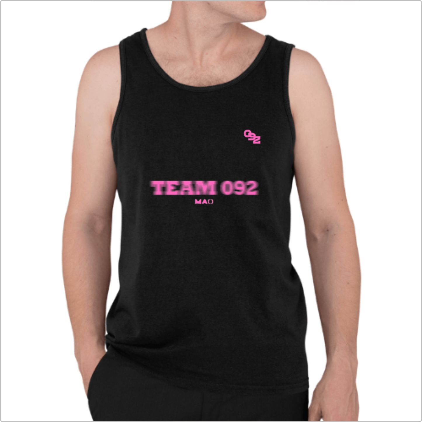 Camiseta regata com estampa frontal de "TEAM 092" e símbolo cruzado e estampa traseira de "RUNNING CLUB" com texto inferior e logotipo pequeno.