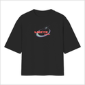 Camiseta com estampa frontal de texto "LIZZYÊ CORP." sobre saturno estilizado, e estampa traseira de átomo estilizado com círculo central destacado.