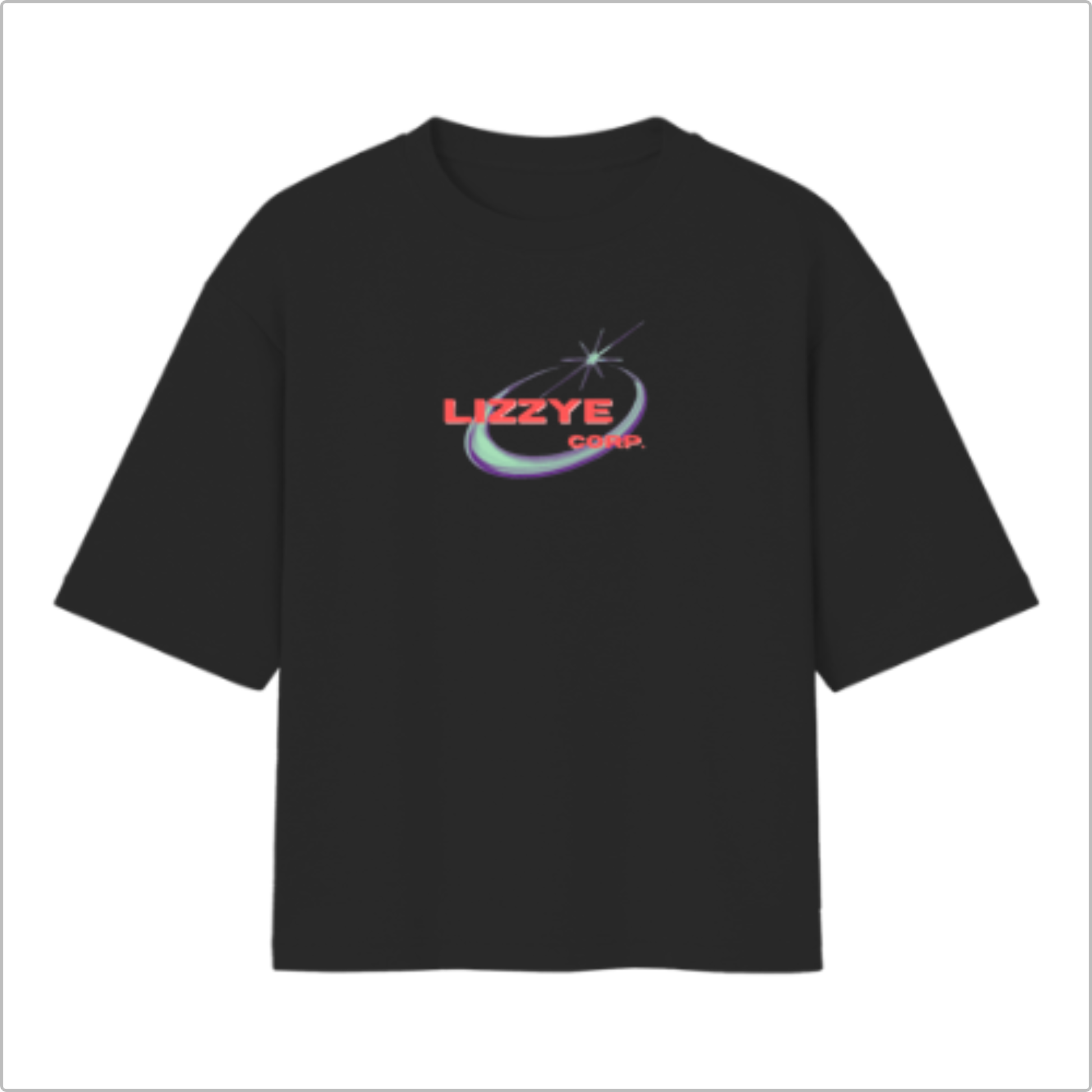 Camiseta com estampa frontal de texto "LIZZYÊ CORP." sobre saturno estilizado, e estampa traseira de átomo estilizado com círculo central destacado.