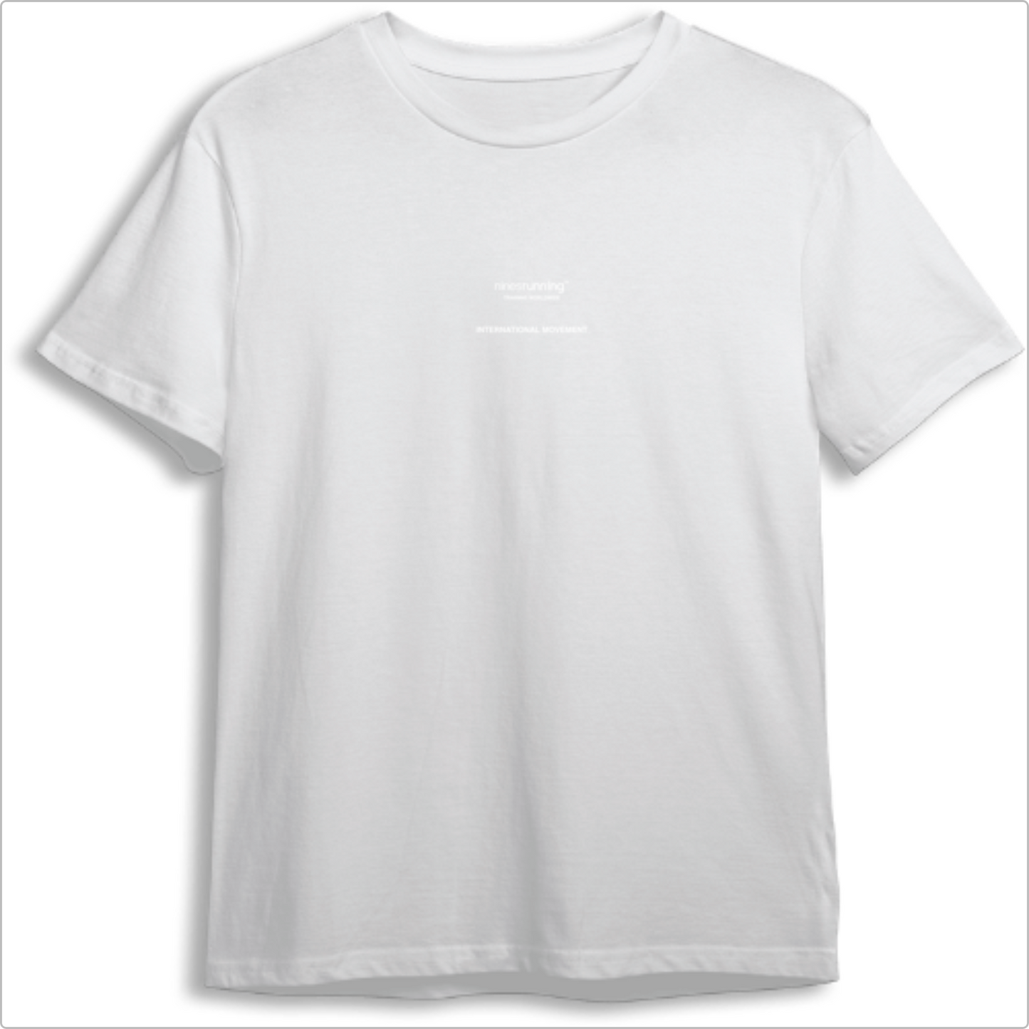 Camiseta com estampa frontal de texto "ninesrunning INTERNATIONAL MOVEMENT" e estampa traseira de texto, logotipo de anel e a expressão "TRAINING WORLDWIDE".
