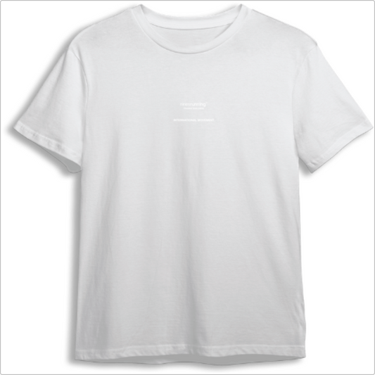 Camiseta com estampa frontal de texto "ninesrunning INTERNATIONAL MOVEMENT" e estampa traseira de texto, logotipo de anel e a expressão "TRAINING WORLDWIDE".