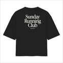 Camiseta com estampa frontal de "Sunday Running Club" em fonte elegante e estampa traseira ampliada da mesma frase com "Nines Studios" abaixo.