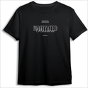 Camiseta com estampa frontal de texto estilizado "MOTIVATED Runners", acompanhado de frases menores: "KEEP RUNNING STRONG, NO MATTER THE DISTANCE" e "NINE'S PROJECT".
