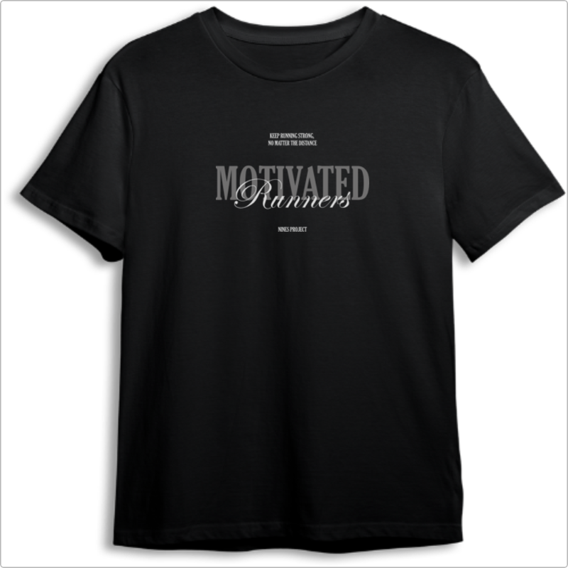 Camiseta com estampa frontal de texto estilizado "MOTIVATED Runners", acompanhado de frases menores: "KEEP RUNNING STRONG, NO MATTER THE DISTANCE" e "NINE'S PROJECT".