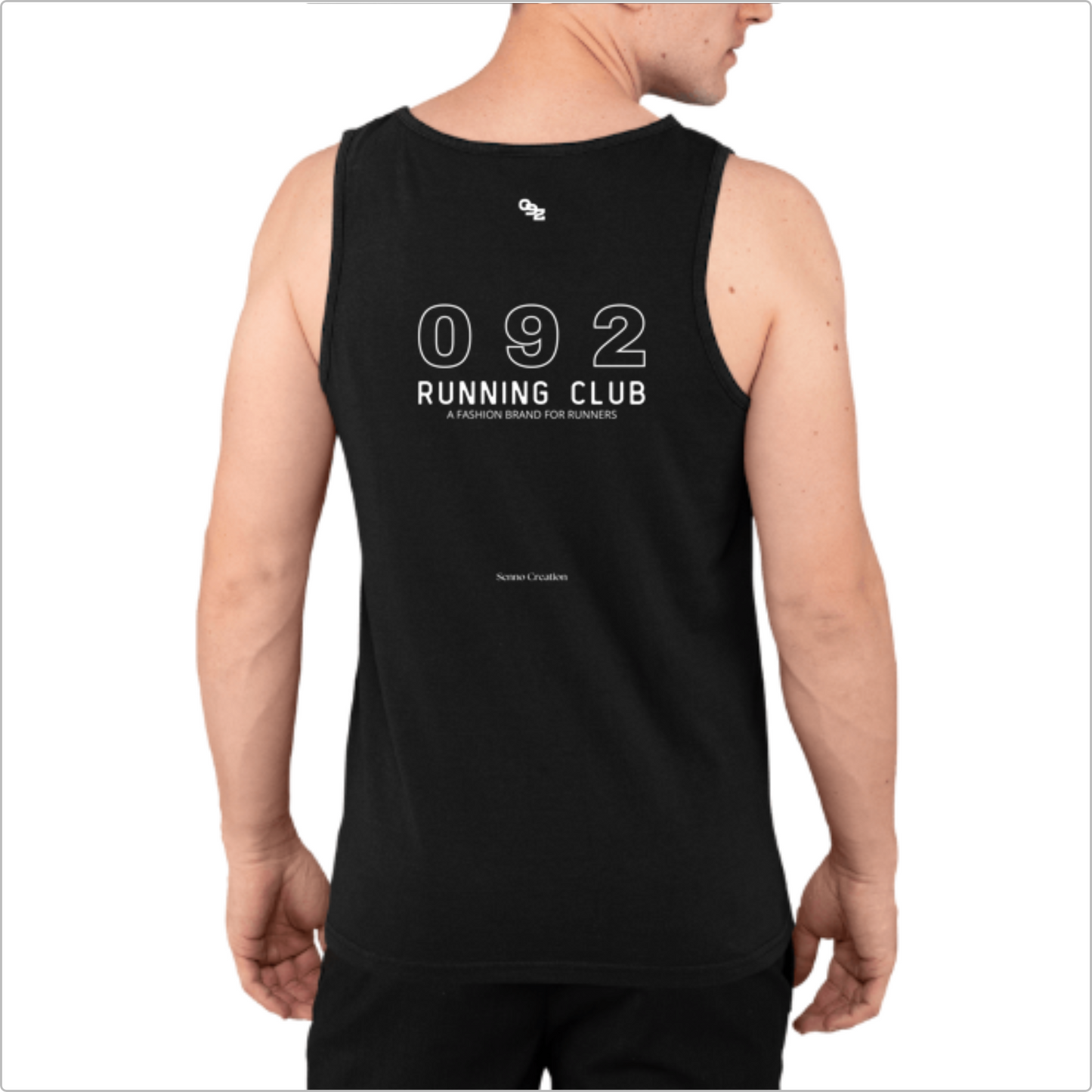 Regata com estampa frontal de "TEAM 092 RUNNING CLUB" e estampa traseira com "092 RUNNING CLUB A FASHION BRAND FOR RUNNERS" acompanhado por pequena inscrição.