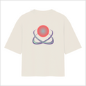 Camiseta com estampa frontal de texto "LIZZYÊ CORP." sobre saturno estilizado, e estampa traseira de átomo estilizado com círculo central destacado.