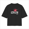Camiseta com estampa frontal de texto "LIZZYEØRP. 202X" acompanhada de um brilho de luz vermelho intenso, gerando um efeito de destaque.