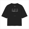 Camiseta com estampa frontal de "TEAM 092 RUNNING CLUB" e estampa traseira de "092 RUNNING CLUB A FASHION BRAND FOR RUNNERS" com logotipo acima.