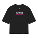 Camiseta com estampa frontal de texto em fonte pequena com palavras "Running Movement" e pequenos símbolos, e estampa traseira maior com o mesmo texto.