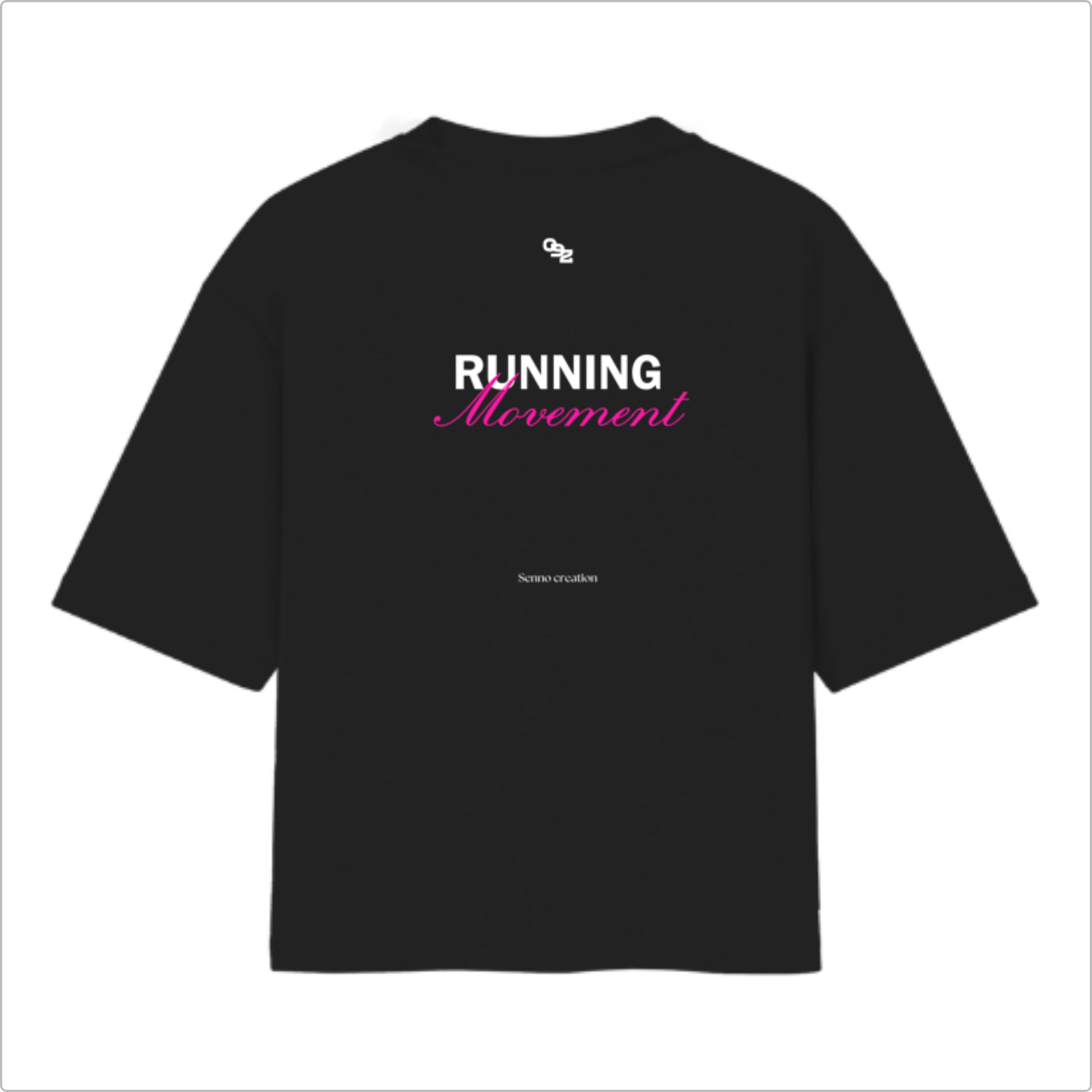 Camiseta com estampa frontal de texto em fonte pequena com palavras "Running Movement" e pequenos símbolos, e estampa traseira maior com o mesmo texto.