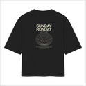 Camiseta com estampa frontal de pequeno logotipo e texto abaixo e estampa traseira com texto grande "SUNDAY RUNDAY", um padrão circular e texto adicional.