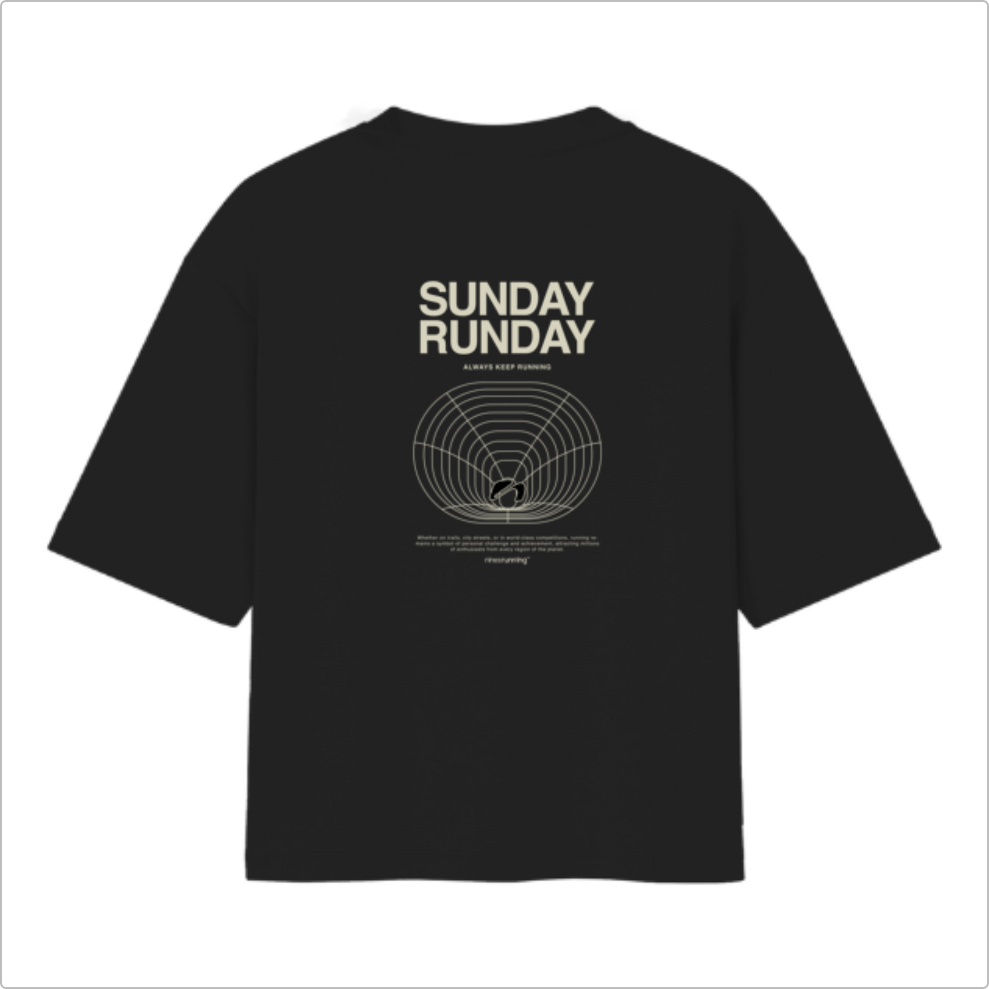 Camiseta com estampa frontal de pequeno logotipo e texto abaixo e estampa traseira com texto grande "SUNDAY RUNDAY", um padrão circular e texto adicional.