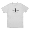Camiseta com estampa frontal de palavras "God Speed" em estilo cursivo, acompanhadas de um detalhe gráfico centralizado em forma ornamental e texto embaixo.