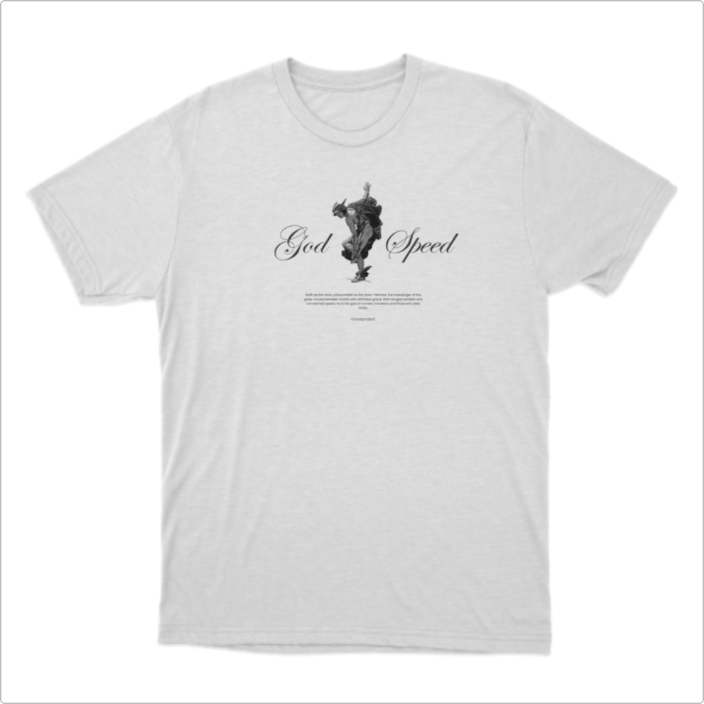 Camiseta com estampa frontal de palavras "God Speed" em estilo cursivo, acompanhadas de um detalhe gráfico centralizado em forma ornamental e texto embaixo.