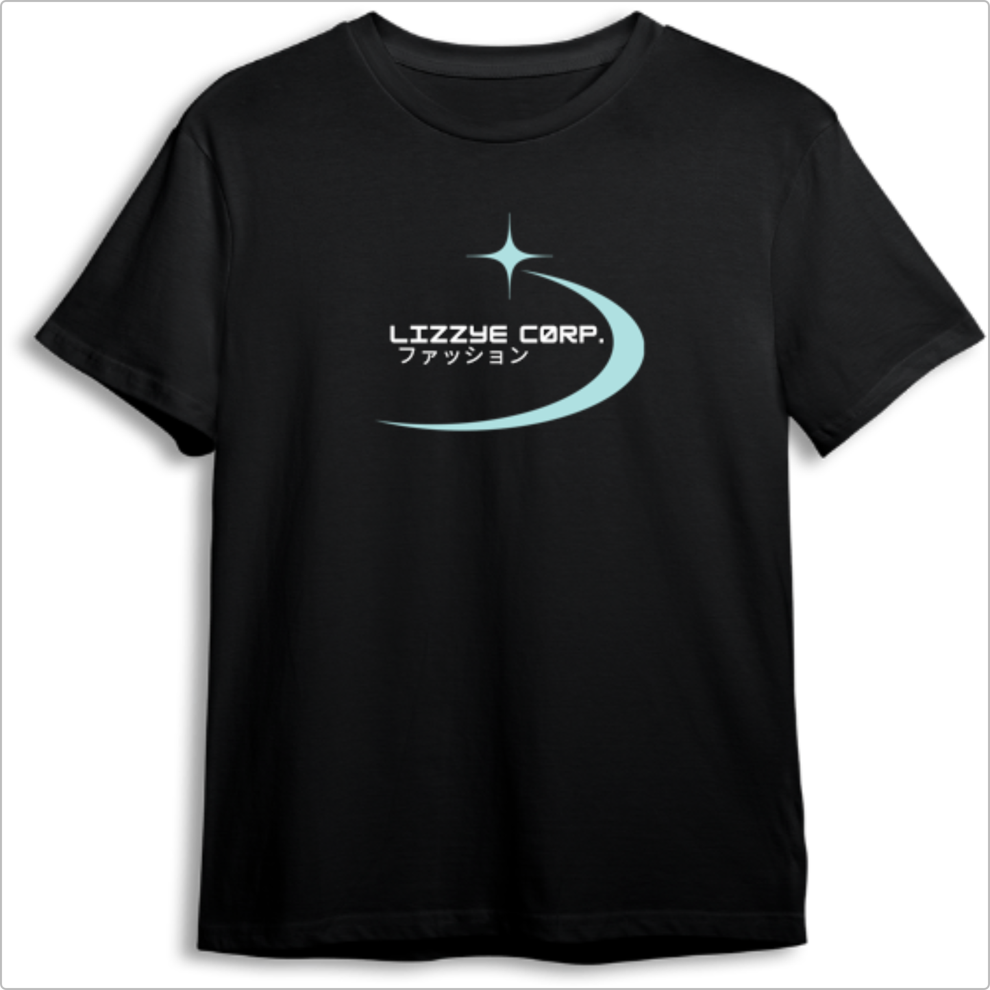 Camiseta com estampa frontal de logo estilizado com escrita "Lizzye Corp." e caracteres japoneses, acompanhados de um elemento gráfico curvo e estrela acima.