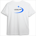 Camiseta com estampa frontal de "Lizzye Corp." em letras estilizadas e símbolo estelar acompanhada de caracteres japoneses, e estampa traseira replicando o logo com maior destaque.