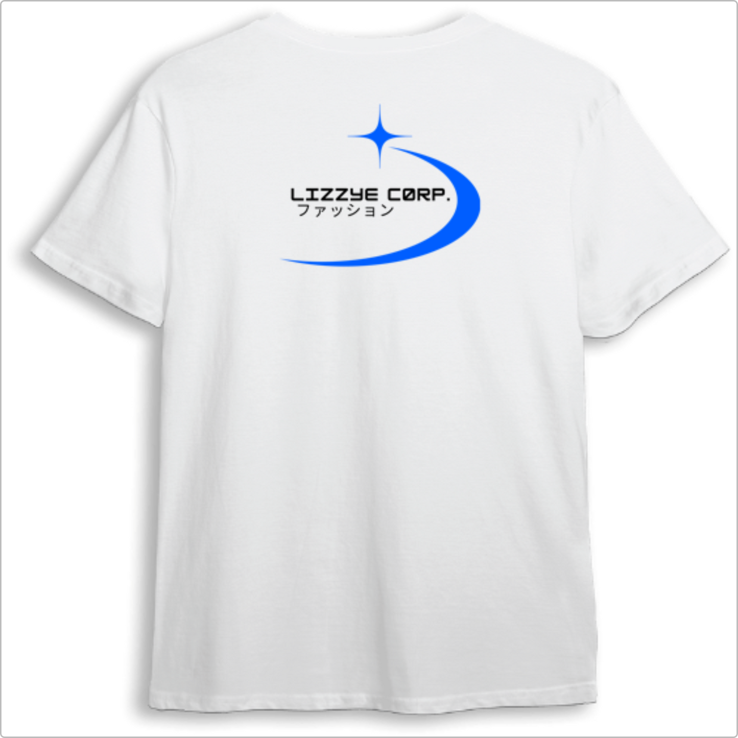 Camiseta com estampa frontal de "Lizzye Corp." em letras estilizadas e símbolo estelar acompanhada de caracteres japoneses, e estampa traseira replicando o logo com maior destaque.