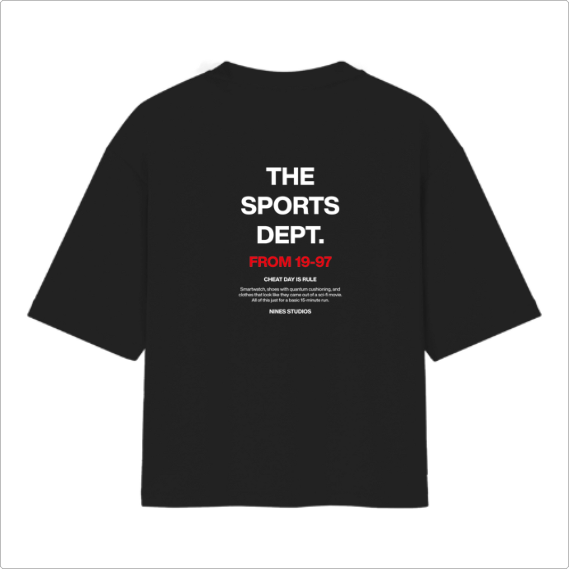 Camiseta com estampa frontal de "THE SPORTS DEPT." e estampa traseira de texto "THE SPORTS DEPT. FROM 19-97" e frases adicionais de estilo.
