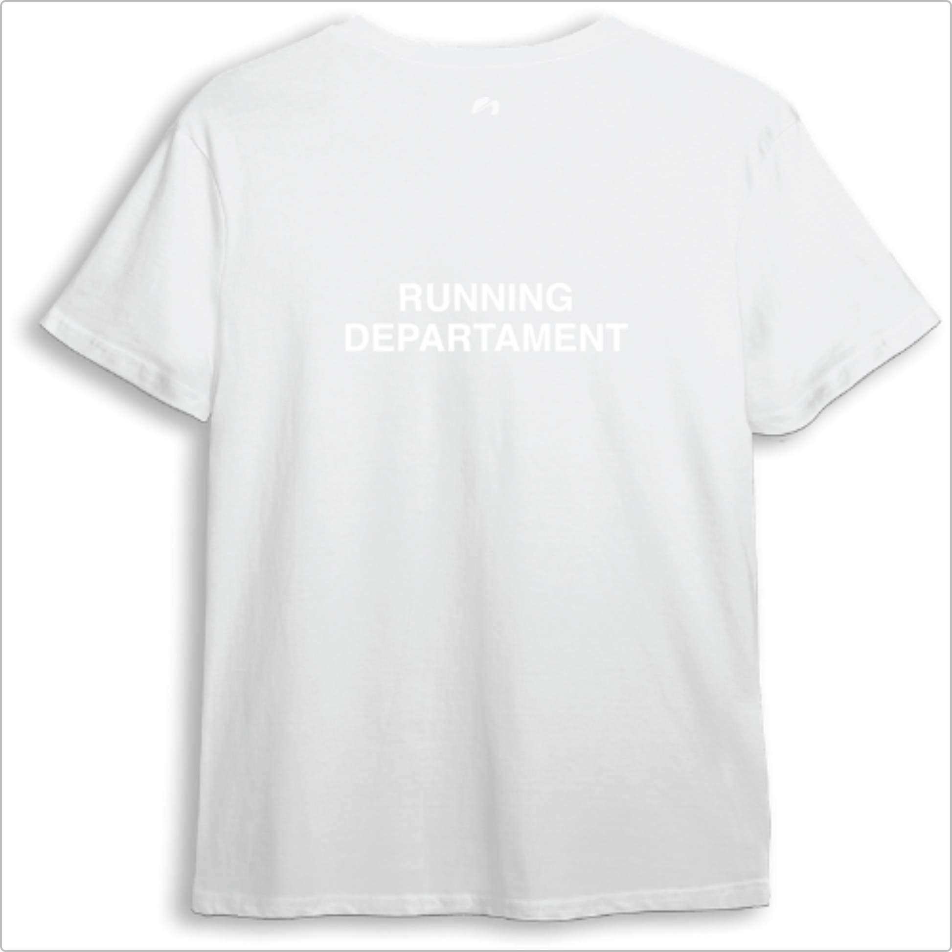 Camiseta com estampa frontal de texto "Running Departament" pequeno ao lado de um pequeno ícone e estampa traseira de texto "Running Departament" grande.