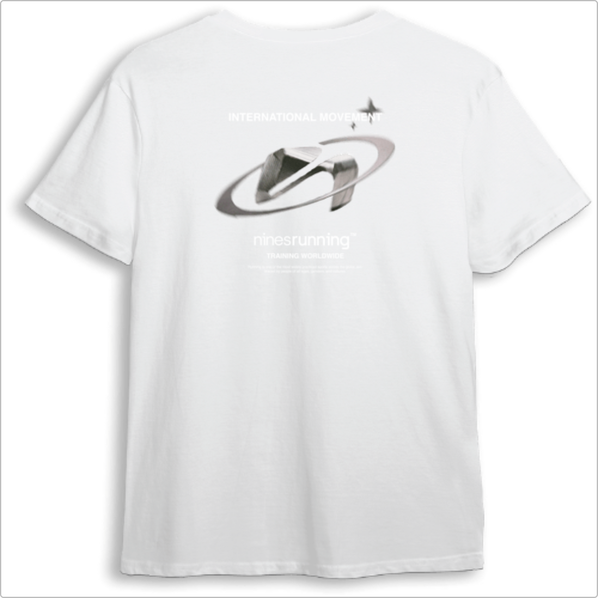 Camiseta com estampa frontal de texto "ninesrunning INTERNATIONAL MOVEMENT" e estampa traseira de texto, logotipo de anel e a expressão "TRAINING WORLDWIDE".