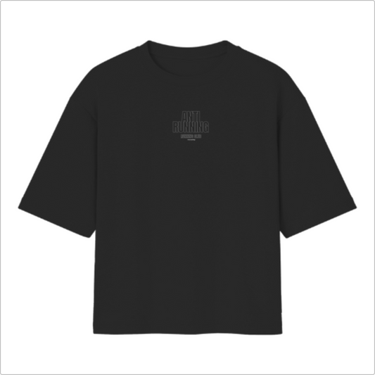 Camiseta com estampa frontal de "ANTI RUNNING RUNNING CLUB" e estampa traseira com texto extenso celebrando corredores, com destaque para "ANTI RUNNING".