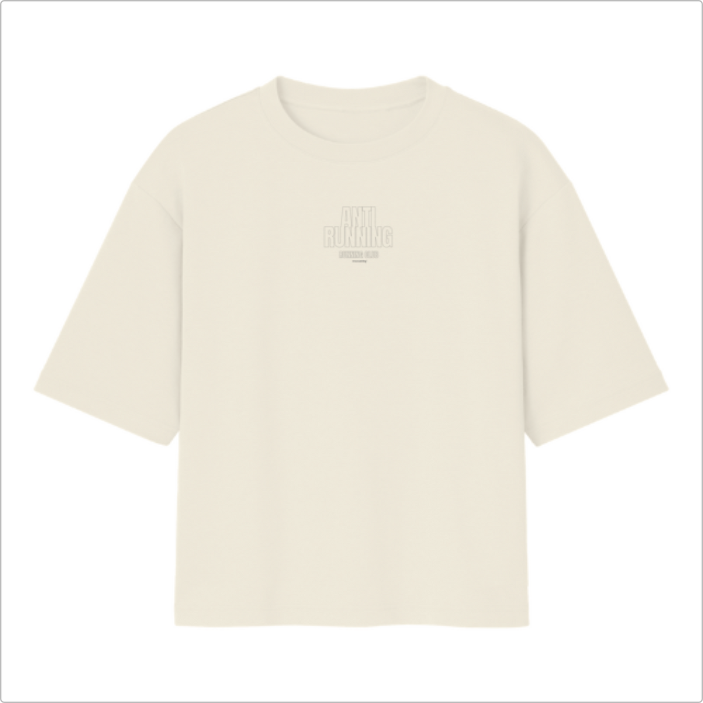 Camiseta com estampa frontal de "ANTI RUNNING RUNNING CLUB" e estampa traseira com texto extenso celebrando corredores, com destaque para "ANTI RUNNING".