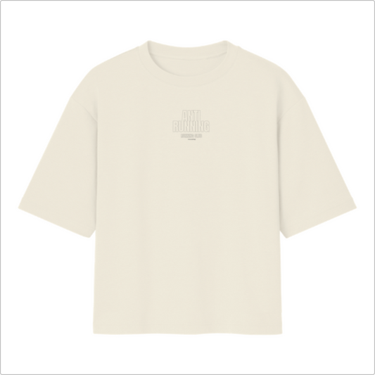 Camiseta com estampa frontal de "ANTI RUNNING RUNNING CLUB" e estampa traseira com texto extenso celebrando corredores, com destaque para "ANTI RUNNING".
