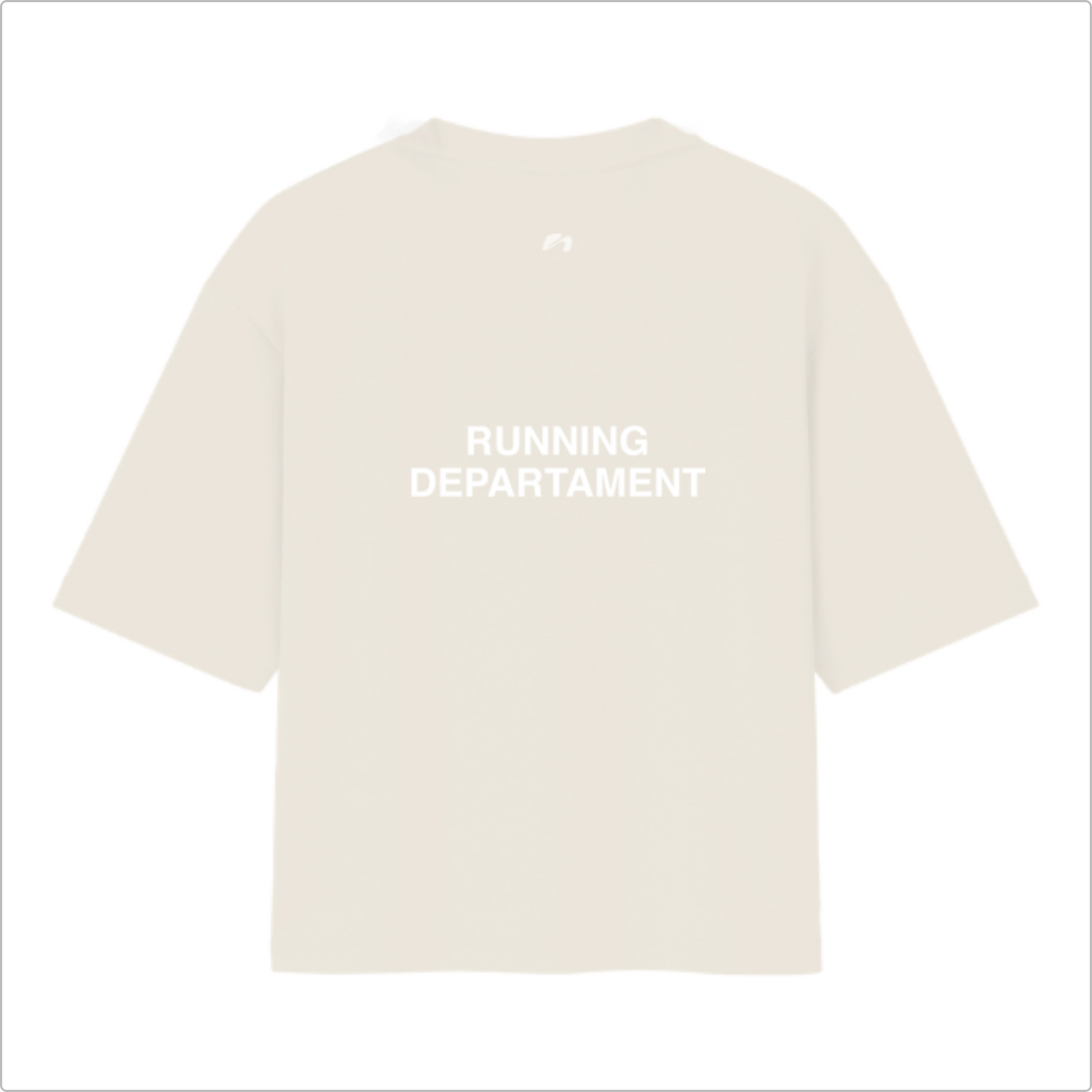 Camiseta com estampa frontal de texto discreto "Running Departament" e estampa traseira com texto maior "Running Departament" centralizado.