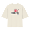 Camiseta com estampa frontal de texto "LIZZYEØRP. 202X" acompanhada de um brilho de luz vermelho intenso, gerando um efeito de destaque.