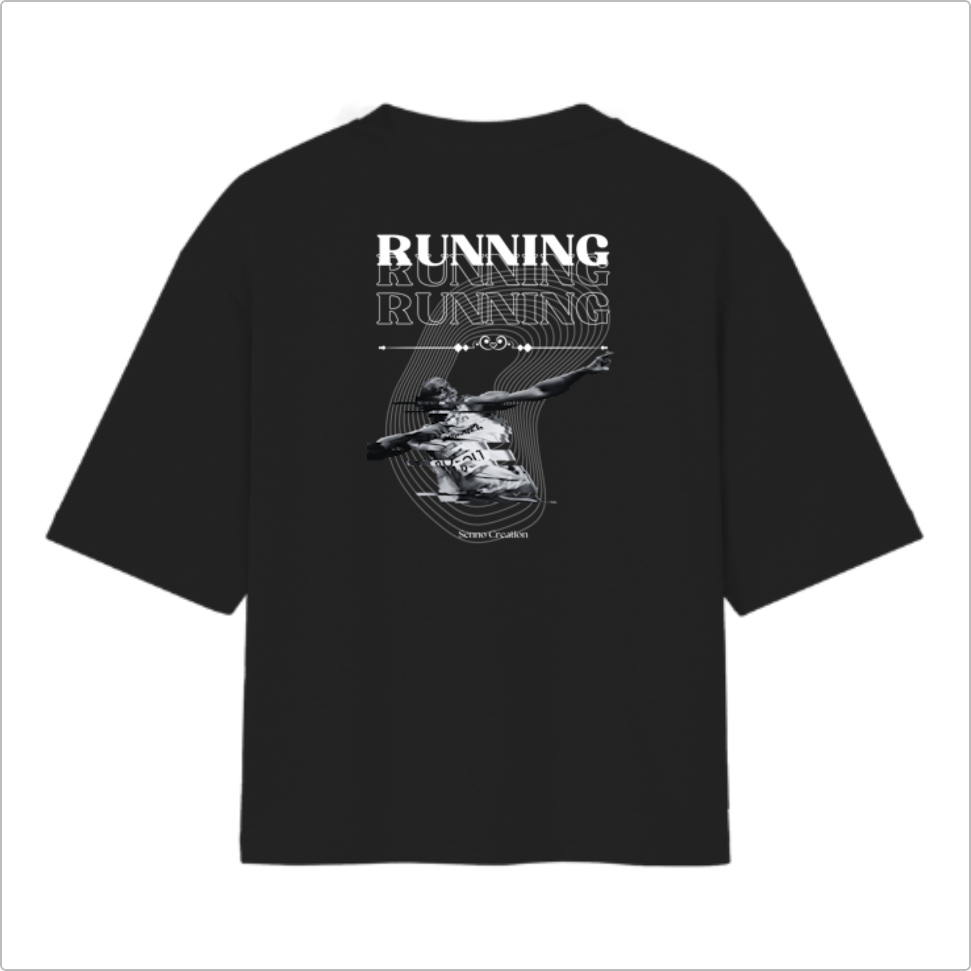 Camiseta com estampa frontal de frase "Some Creation" e "092", e estampa traseira com palavra "RUNNING" repetida e imagem dinâmica de corredor.