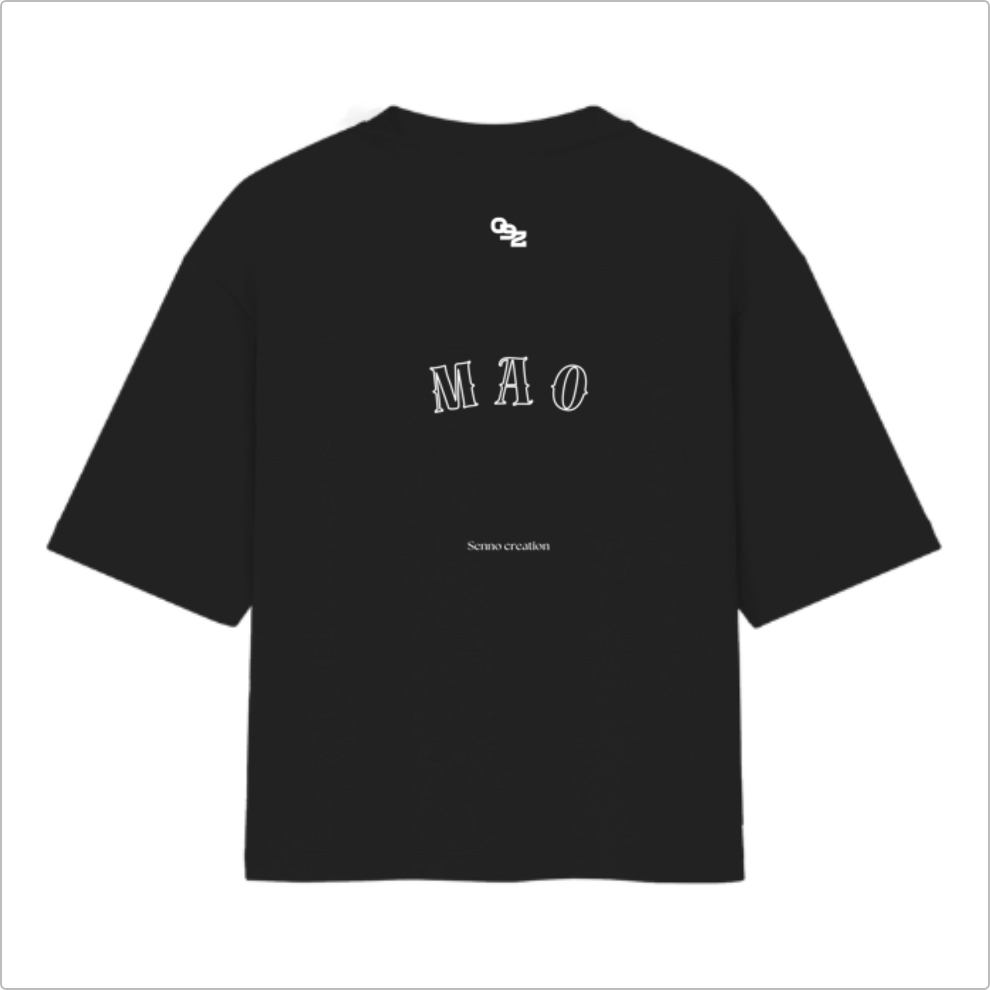 Camiseta com estampa frontal de "TEAM 092" e logo pequeno, e estampa traseira de "MAO" com logo e texto discretos.