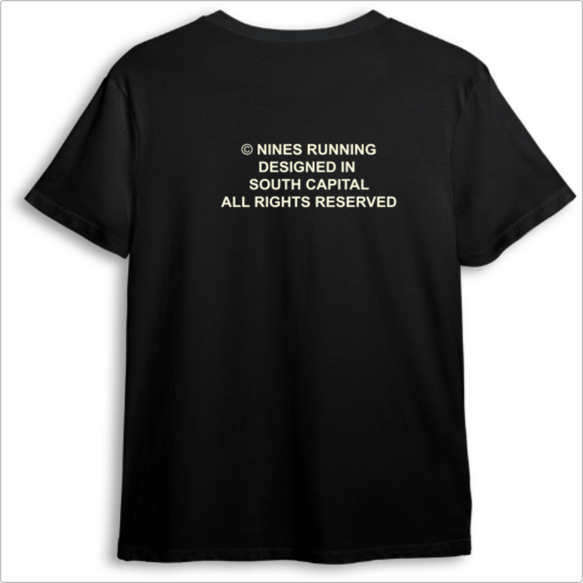 Camiseta com estampa frontal de "RUNNER" acima de detalhes textuais pequenos e estampa traseira de texto corporativo e direitos autorais em destaque.