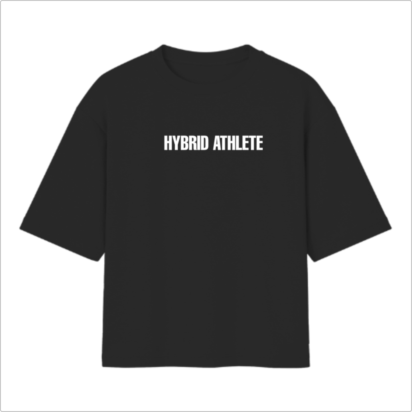 Camiseta com estampa frontal de texto "HYBRID ATHLETE" em letras maiúsculas e estampa traseira de pequeno símbolo estilizado abaixo da gola.