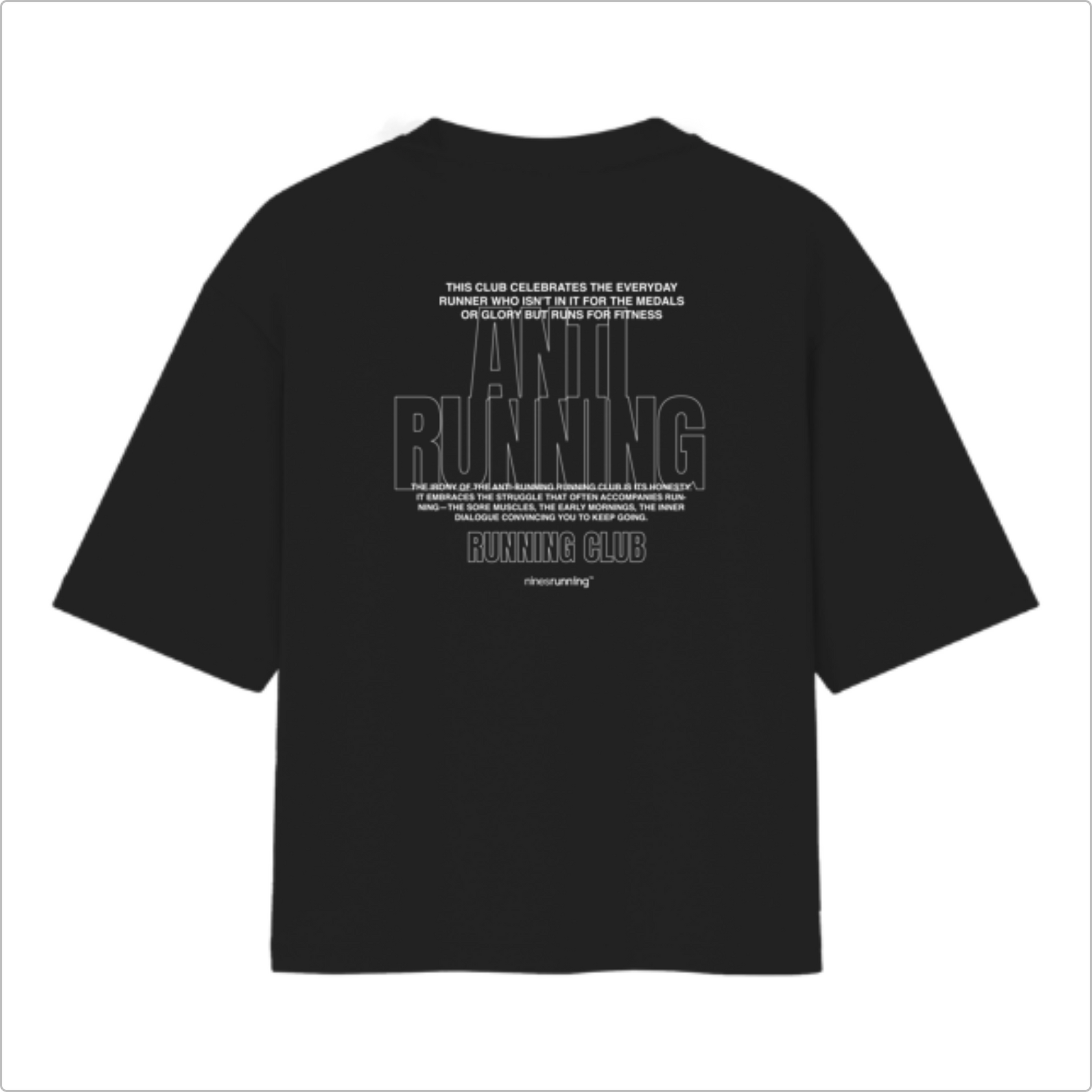 Camiseta com estampa frontal de "ANTI RUNNING RUNNING CLUB" e estampa traseira com texto extenso celebrando corredores, com destaque para "ANTI RUNNING".