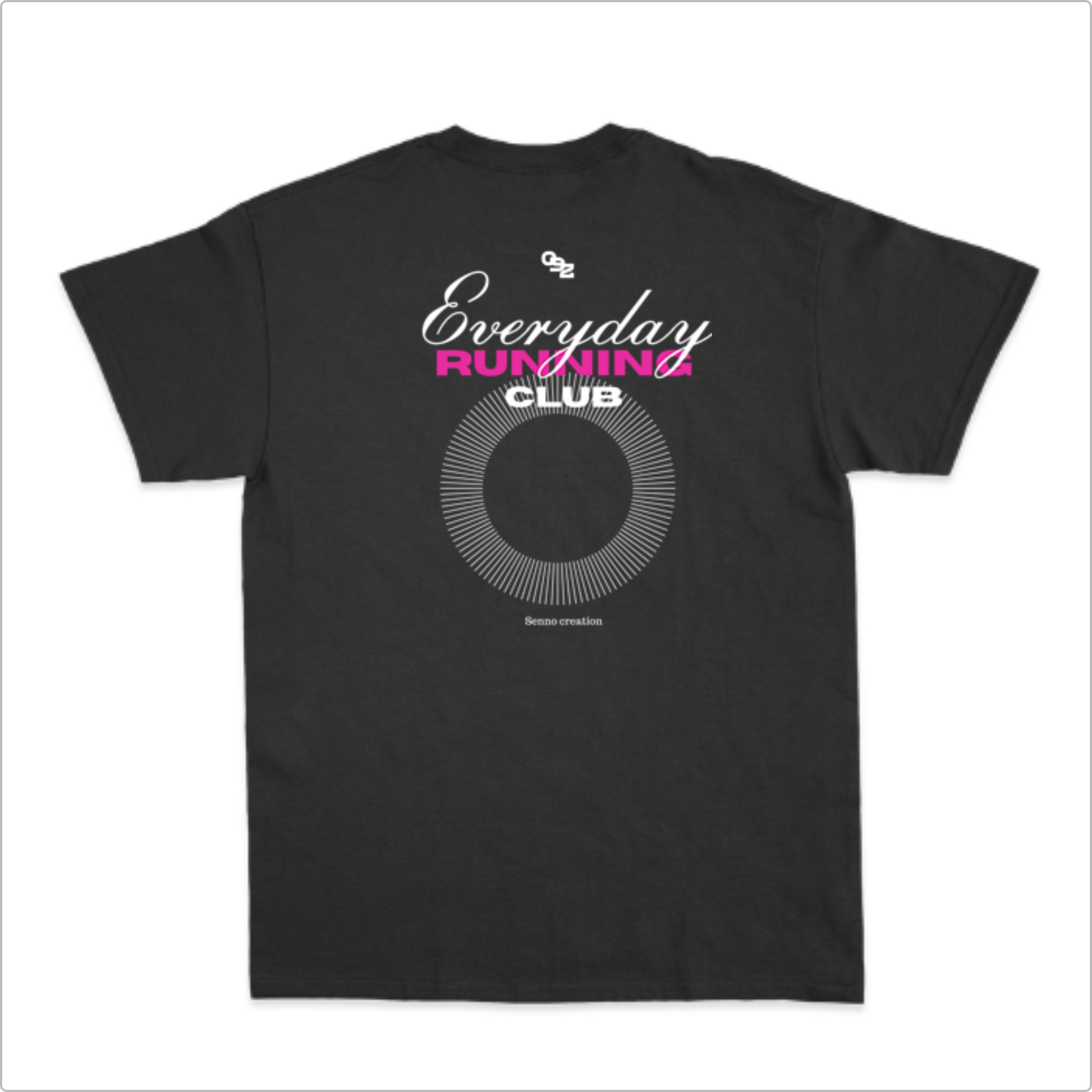 Camiseta com estampa frontal de "Senno creation" e logotipo geométrico, e estampa traseira com a frase "Everyday Running Club" e círculo radial.