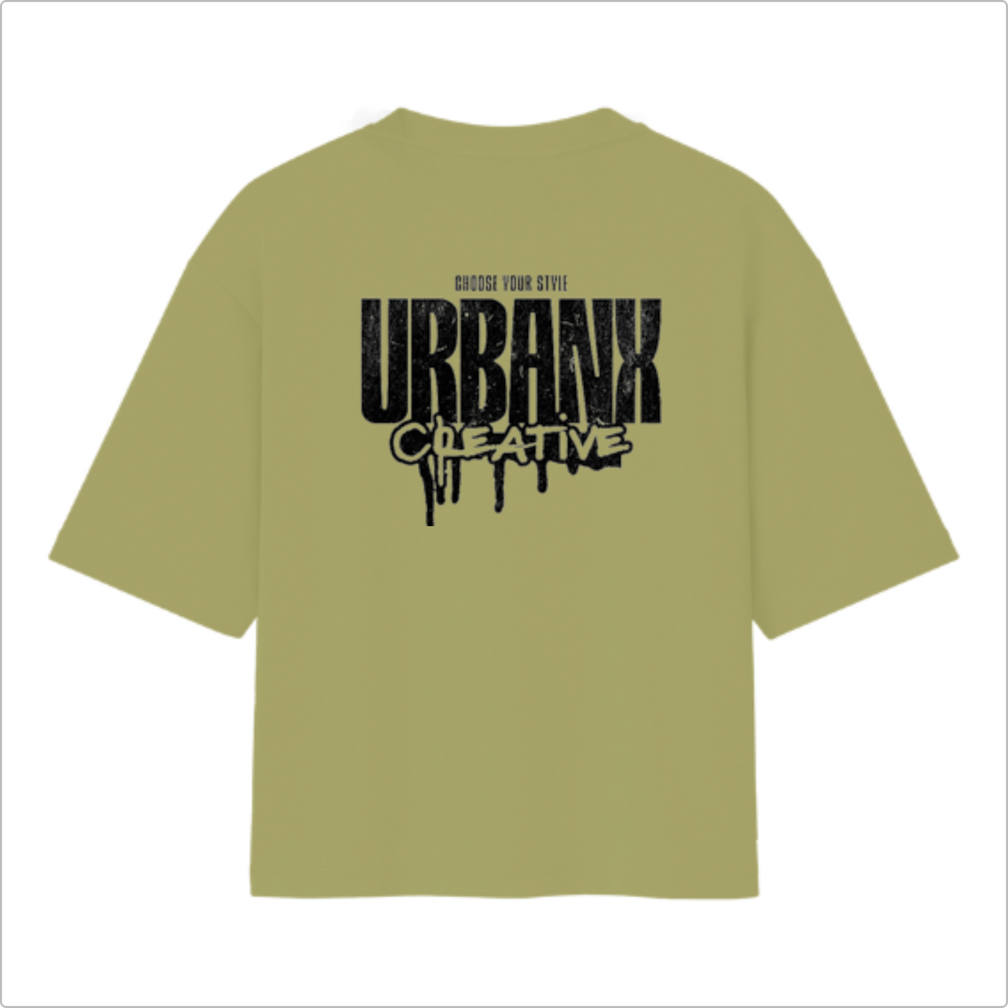 Camiseta com estampa frontal de texto vertical "URBANX" e estampa traseira de "CHOOSE YOUR STYLE URBANX CREATIVE" com letras grandes e efeito de tinta escorrendo.