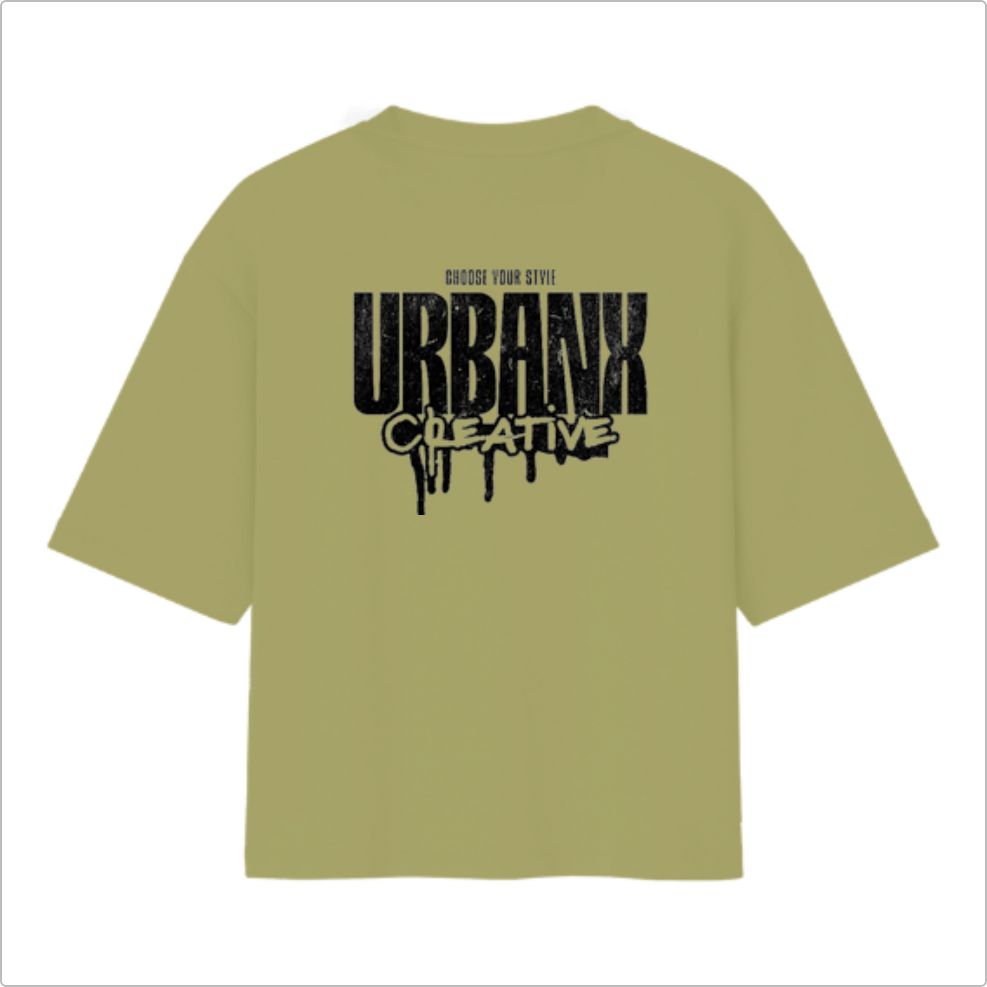 Camiseta com estampa frontal de texto vertical "URBANX" e estampa traseira de "CHOOSE YOUR STYLE URBANX CREATIVE" com letras grandes e efeito de tinta escorrendo.