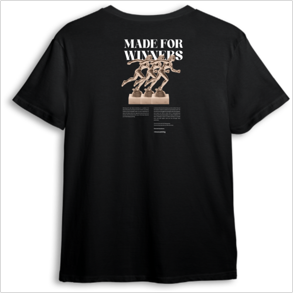 Camiseta com estampa frontal de texto "MADE FOR WINNERS" e estampa traseira com texto similar destacado acima de imagens de estátuas de corredores.
