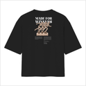 Camiseta com estampa frontal de texto "MADE FOR WINNERS" e estampa traseira de esculturas de atletas correndo, acompanhada da frase "MADE FOR WINNERS".