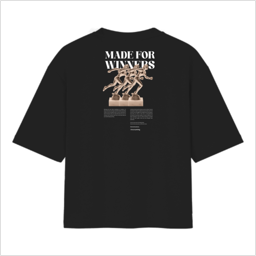 Camiseta com estampa frontal de texto "MADE FOR WINNERS" e estampa traseira de esculturas de atletas correndo, acompanhada da frase "MADE FOR WINNERS".
