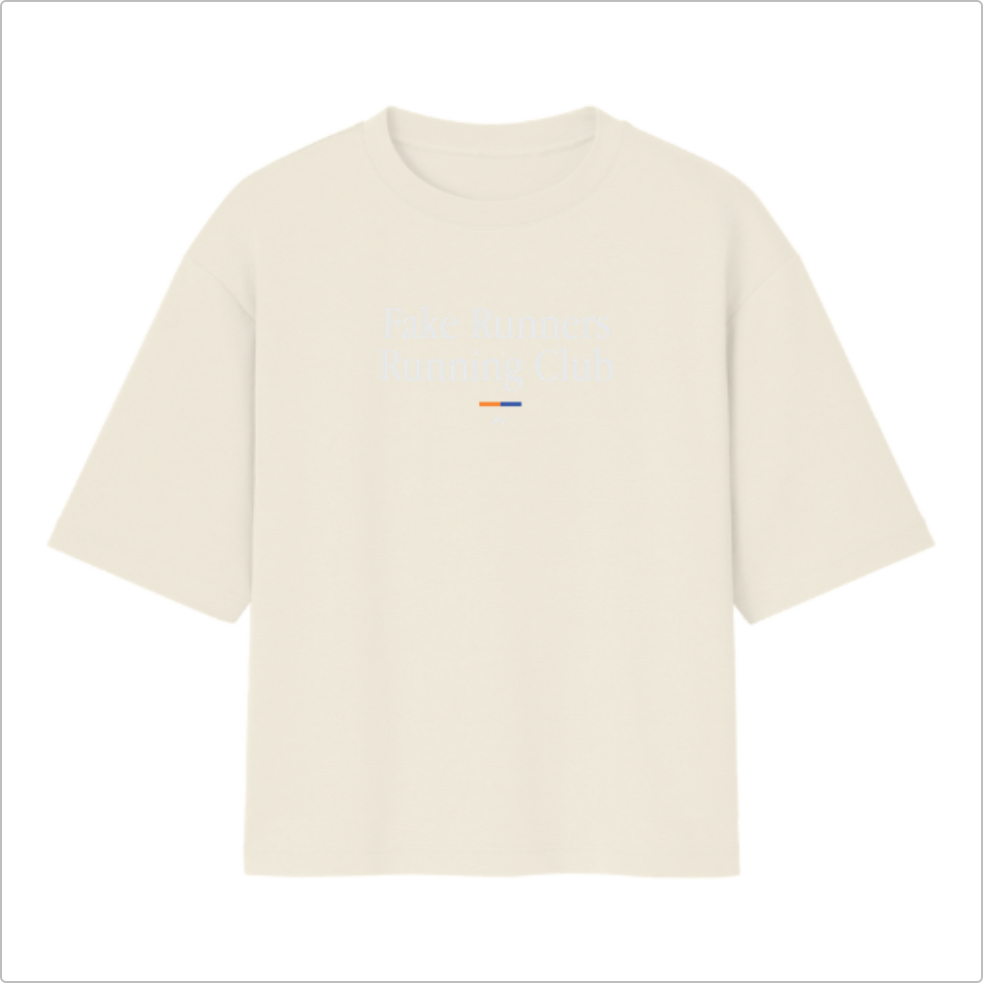 Camiseta com estampa frontal de texto "Fake Runners Running Club" e uma pequena linha horizontal seguida de um símbolo minimalista.