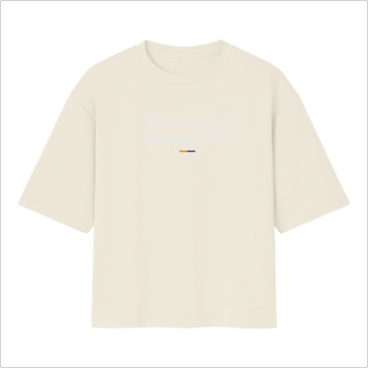 Camiseta com estampa frontal de texto "Fake Runners Running Club" e uma pequena linha horizontal seguida de um símbolo minimalista.