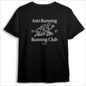Camiseta com estampa frontal de desenho de personagem esportivo estilizado e estampa traseira com texto "Anti-Running Running Club" e mesmo desenho ampliado.