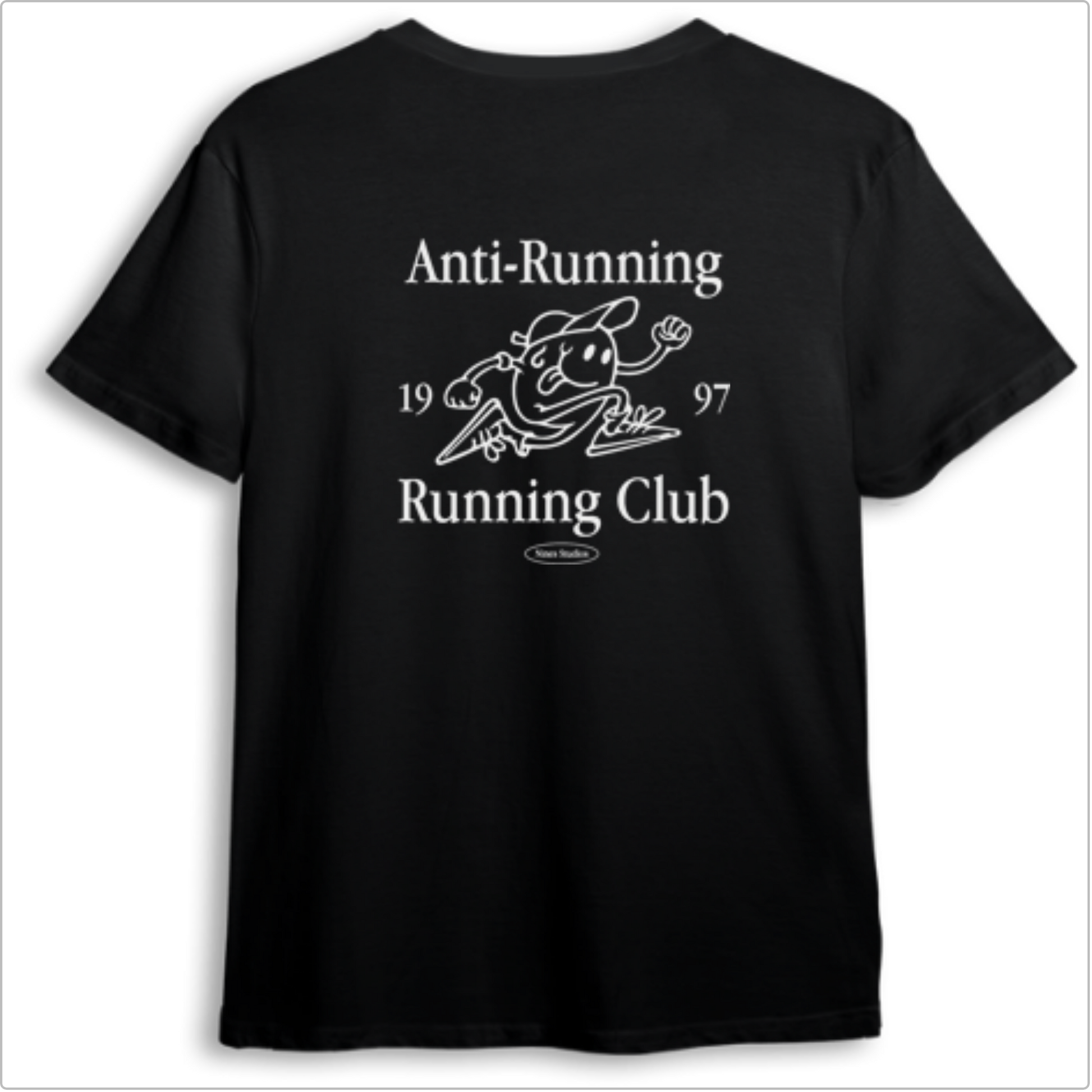 Camiseta com estampa frontal de desenho de personagem esportivo estilizado e estampa traseira com texto "Anti-Running Running Club" e mesmo desenho ampliado.