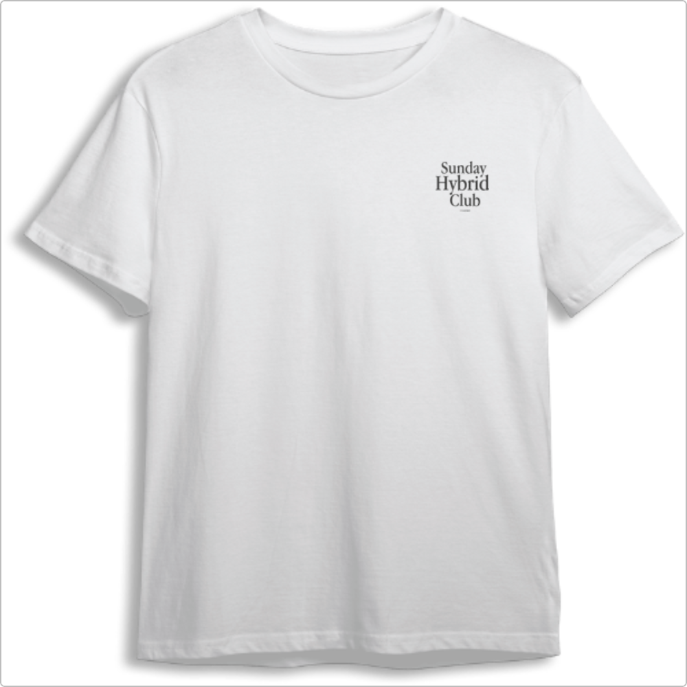 Camiseta com estampa frontal de "Sunday Hybrid Club" em fonte elegante e estampa traseira ampliada do mesmo texto acompanhado por "nineproject".