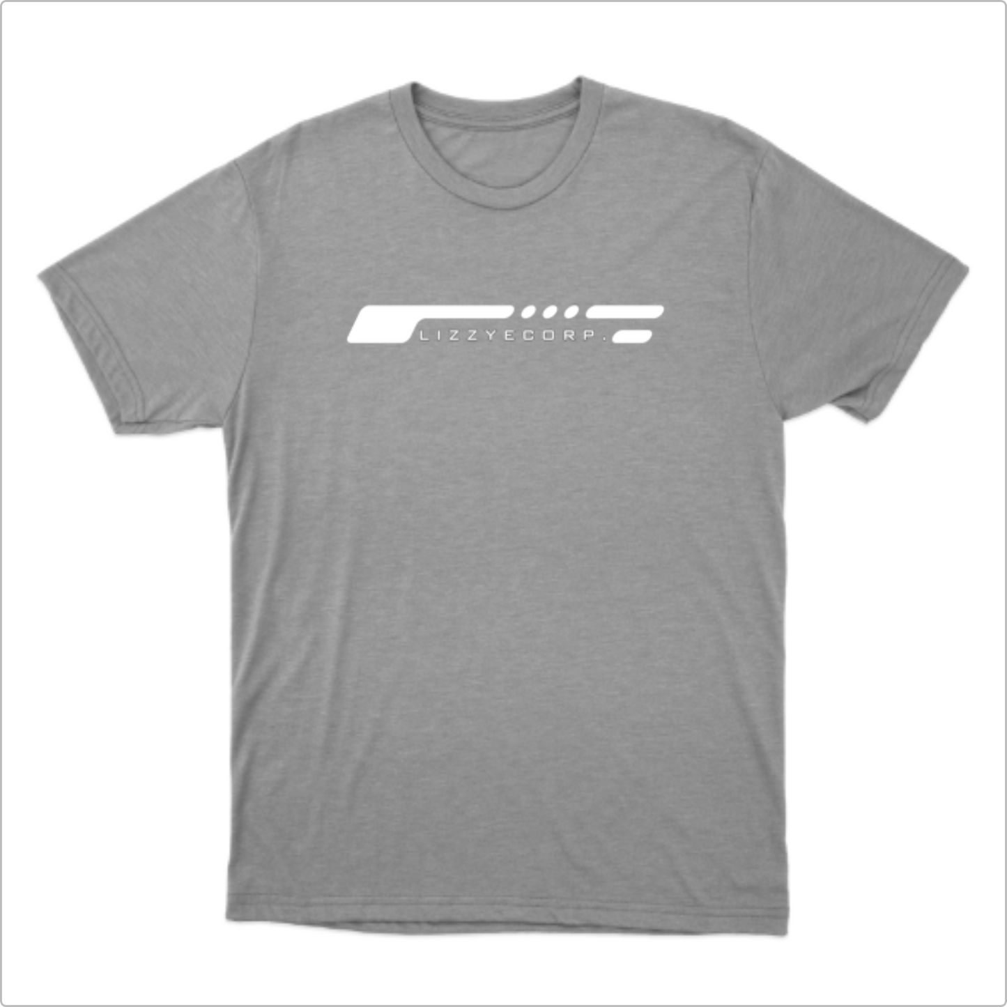 Camiseta com estampa frontal de linhas horizontais estilizadas seguidas do texto "LIZZYECORP." em uma fonte moderna, criando um visual minimalista.